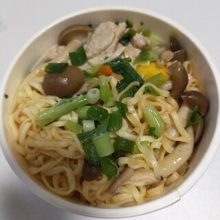 カップ麺アレンジ♪具沢山♪豚肉としめじのラーメン